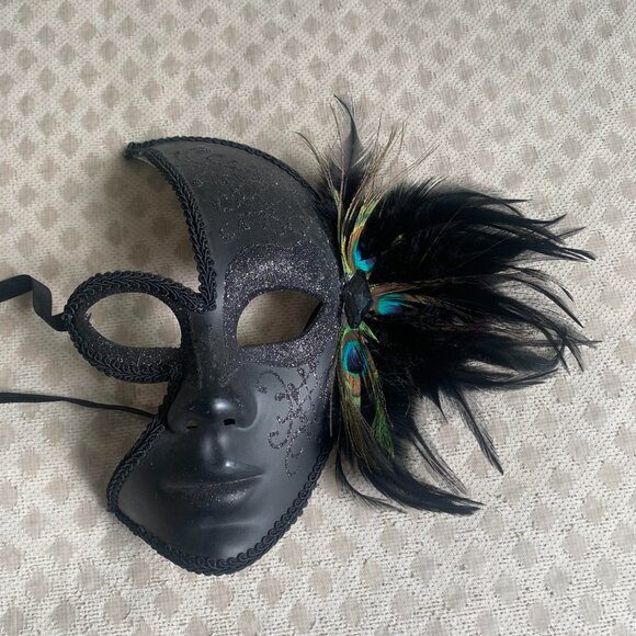 Brand new elegant black masquerade mask from New Orleans with feather details - Picture 2 of 4